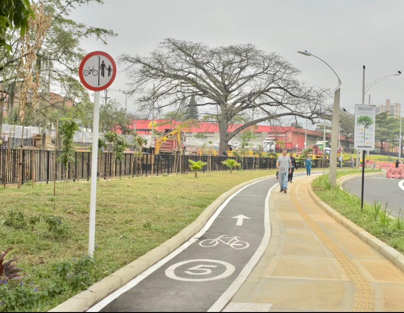 shirleyortizos2's tweet image. #itagüí Participamos en compañía de funcionarios de la  Administración Municipal, Metroplus y Concejales de nuestra Ciudad.
✅ Construcción de 1 Km de nuevas vías.
✅ Construcción de un puente 
✅ 1.6 Km de andenes.
✅ Siembra de 520 🌳