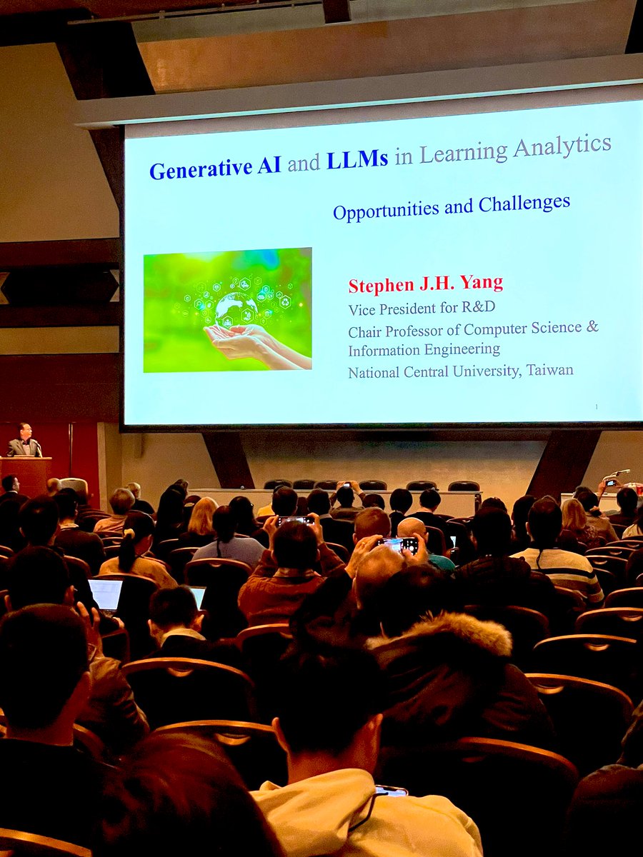 The second day keynote starts full house in #LAK24
