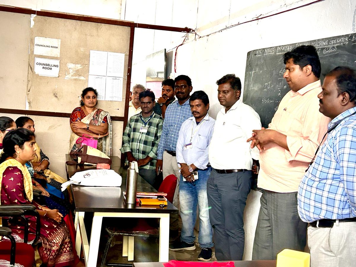 Mr #KallamSridhar RSDO Visited at #PalnaduDistrict Office and #SkillHub #Narasaraopet along with Mr #Pranay DSDO and Interacted with the staff and enquired about the overall operations in the district.