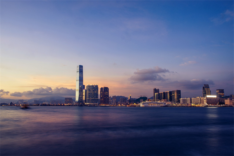 Henderson Land's latest development project in Mongkok, 'LeoSquare.Gateway', has announced its first price list. The effective average price is approximately HK$18,888 per square foot. The average number of new transactions per day exceeds 130, indicating strong market demand.