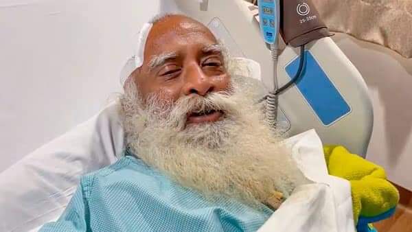mrtkachokra's tweet image. Believe it or not, this Asaram of corporate India bhakts is right now being treated with the devices made with Vedic science and with only Ayurvedic medicines. He&apos;s vowed not to take the Western scientific treatment! 
#JaggiVasudev #sadguru 
#sanghilogic