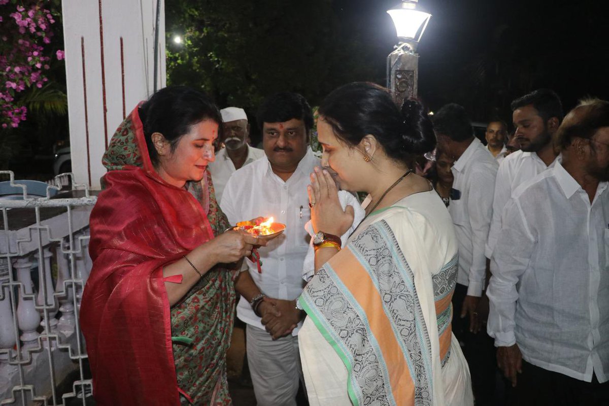 ChitraKWagh's tweet photo. कोल्हापूर ग्रामीण 

पोस्ट तशी लेट पण माझ्या हृदयाला भिडणारी थेट ..

माजी जिल्हा परिषद सदस्य संग्रामसिंह कुपेकर @SangramKupekar 
यांच्या घरी सदिच्छाभेटीसाठी जाणं झालं. यावेळी चंदगड विधानसभा निवडणुक प्रमुख व आमचे बंधू शिवाजी पाटील @Shivajishpatil देखील सोबत होते.

मोकळंढाकळं कोल्हापुरी आदरातिथ्य आणि प्रचंड आपुलकीने कुपेकर परिवाराने आमचं स्वागत केलं…

संग्रामसिंह यांच्या आईसाहेबांनी अतिशय प्रेमाने तोंडावरून हात फिरवला, तेव्हा खोलवर दाटलेला मायेचा गहिवर चेहऱ्यावर उफाळून आल्यासारखा वाटला. अन् भर उन्हाळ्यात आषाढातल्या मेघांसारखं मन भरून आलं…

घट्ट भावनिक बंध जुळवणारी ही भेट होती. आईसाहेबांना भेटल्यानंतर डोळ्यांसमोर माझ्या सासूबाईंचा चेहराच तरळून गेला. पुन्हा नक्की भेटण्याचा वायदा करत त्यांचा प्रेमपूर्वक निरोप घेतला…

@Dev_Fadnavis @cbawankule 
@ChDadaPatil @dbmahadik @amal_mahadik @shoumikamahadik 

#चंदगड #कोल्हापूर #कुपेकर #भाजपापरीवार