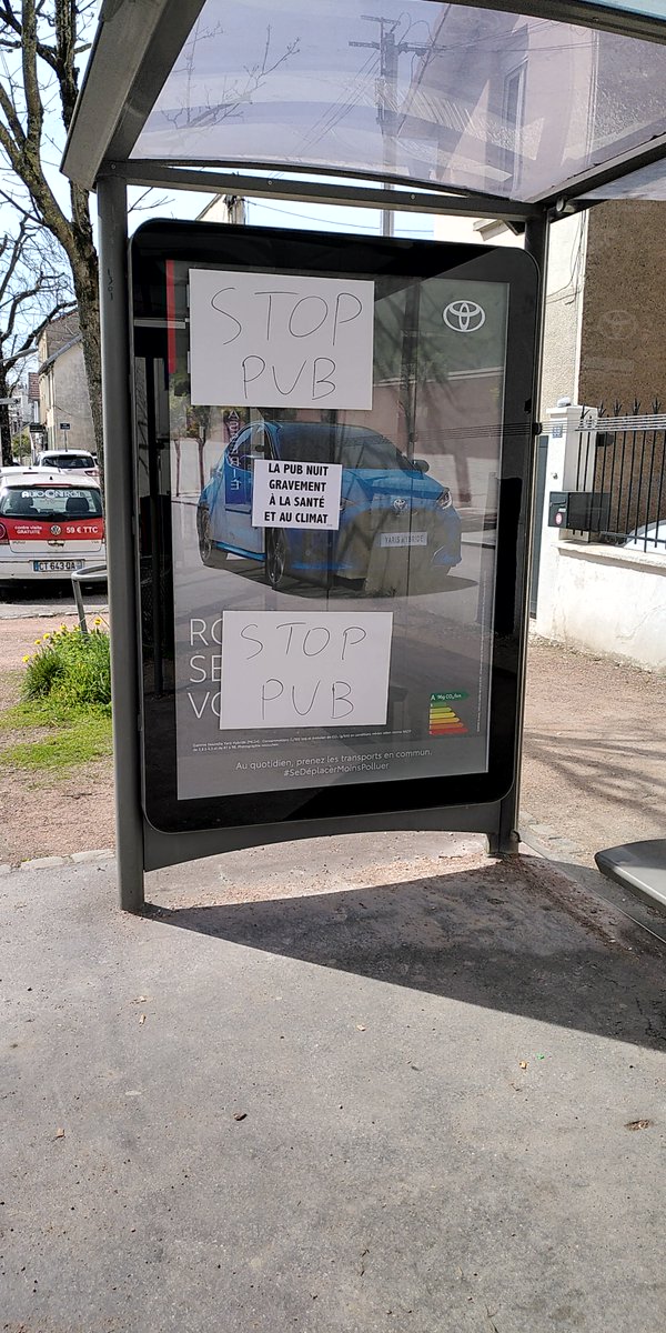 Avec le printemps, c'est le retour des feuilles.
A #Dijon, comme nos élus s'obstinent à inciter à la #surconsommation, les feuilles poussent pour recouvrir les pubs toxiques.
#dijonprintemps <a href="/nkoenders/">Nathalie KOENDERS</a> <a href="/frebsamen/">François Rebsamen</a> <a href="/dijon/">Ville de Dijon</a> <a href="/DijonMetropole_/">Dijon Métropole</a> #AntiPub 
amisdelaterre.org/actu-groupe-lo…