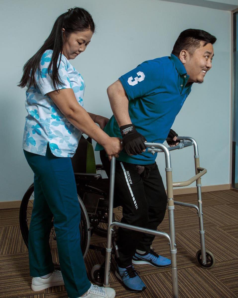 Мундаг хичээл зүтгэлтэй, уйгагүй хөдөлмөрч санагддаг. Удахгүй хөл дээрээ зогсож Come back хийх бхаа🍀🌿👏