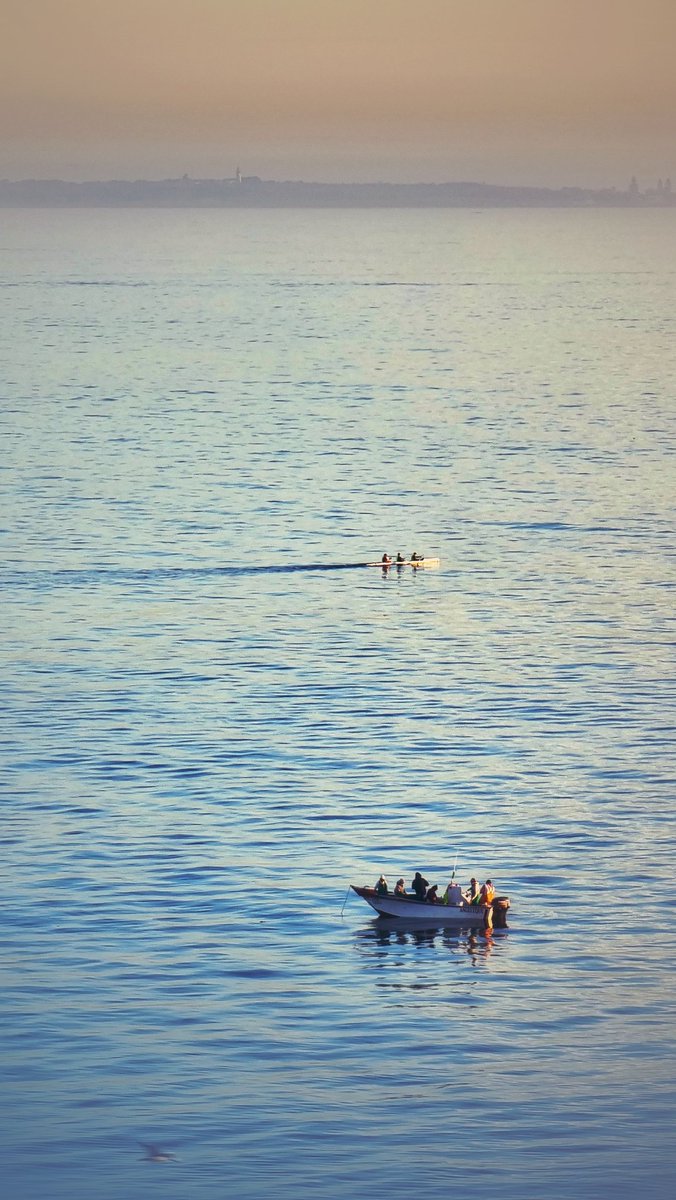 deon_bing's tweet image. Sunrise in Cape Town at 6:50am. Good day on the Atlantic to play around in boats.
@Bingsbru #Sharethestoke 
@CPTisAwesome