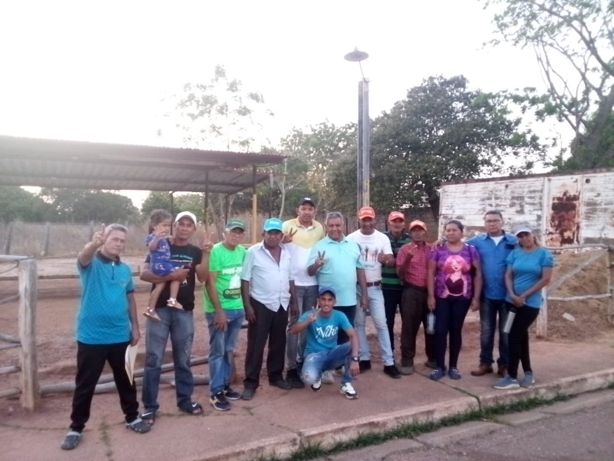 VenteAnzoategui's tweet photo. 🔵El comando de campaña fortaleció su vínculo con las comunidades de Libertad, con un exitoso operativo casa por casa en #ElCarito.
En esta actividad, se destacó la relevancia de la participación activa de la ciudadanía en las elecciones presidenciales del #28jul.
#LibertadGANA https://t.co/tTqspPNvYJ