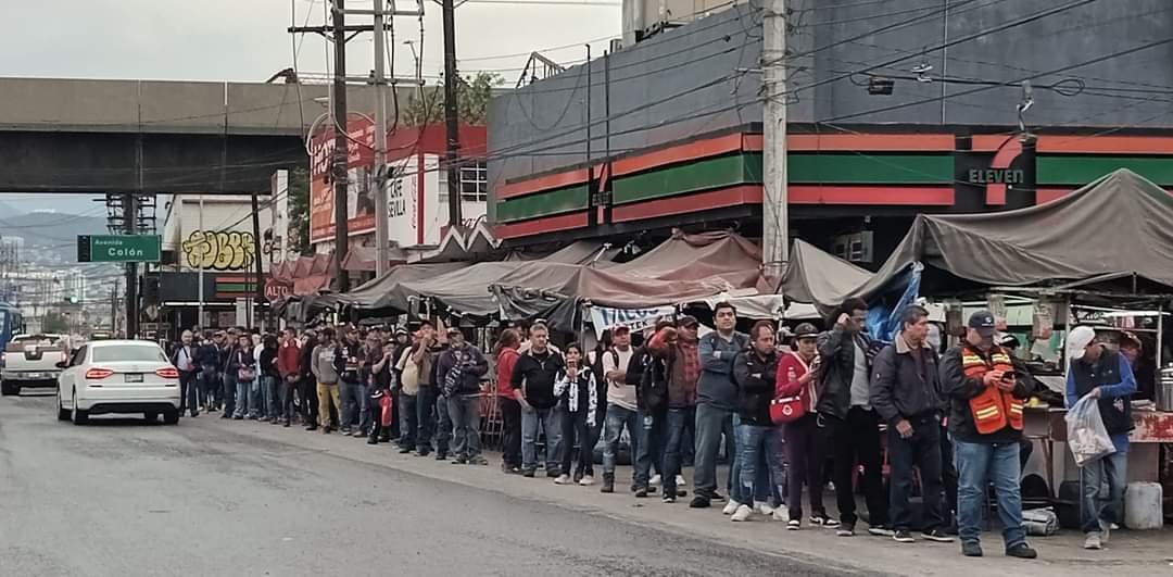 Excelente fotografía del maestro Aristeo Jiménez. Un artista de lo cotidiano de nuestra ciudad voraz.
Fila de personas (cyberfilon) esperando el camión en Colón y Villagrán, Monterrey.