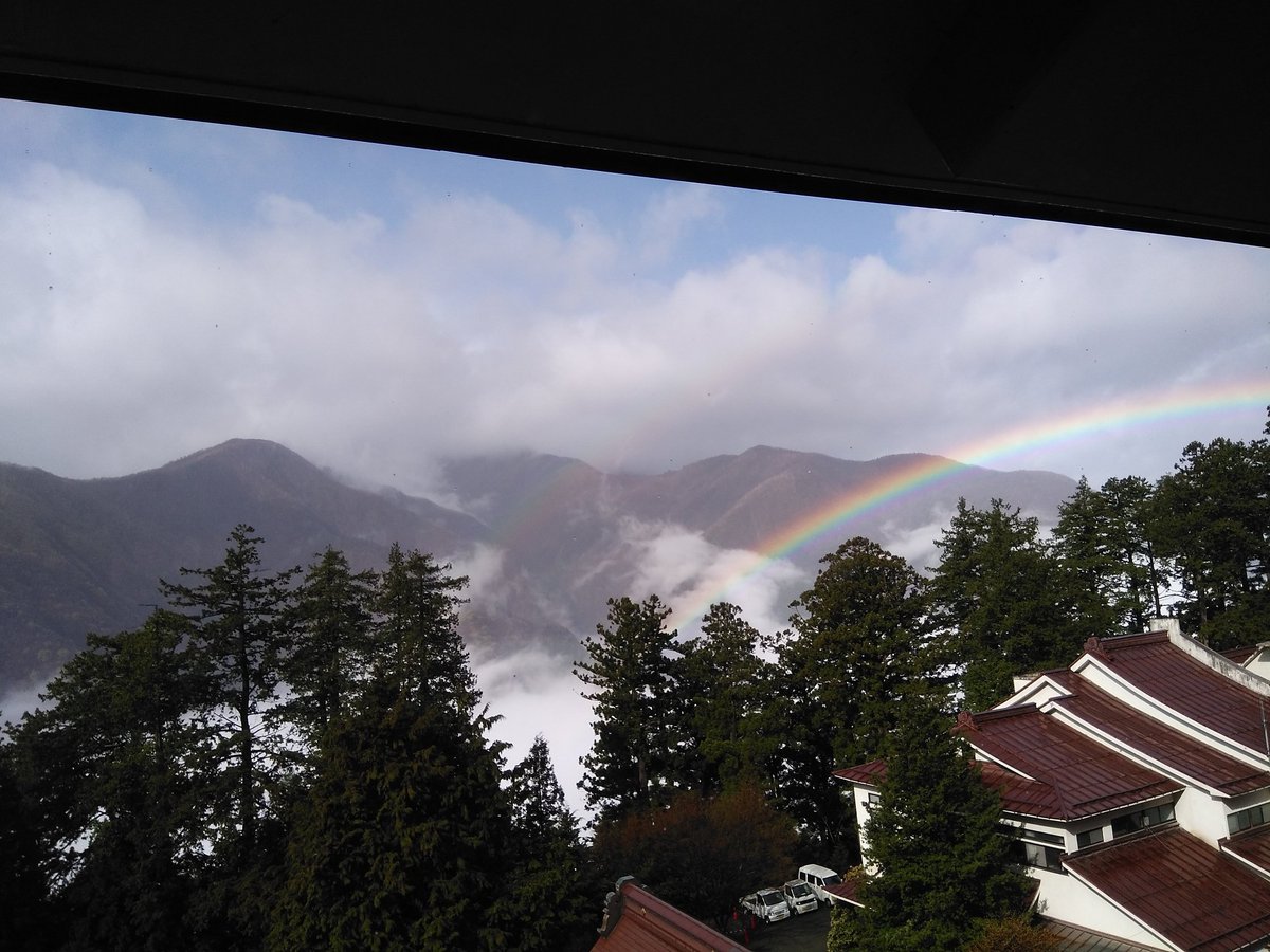 以前、三峯神社でお泊り（興雲閣）した時のフォト。
朝靄の中、二重の虹🌈🌈がかかっていました💞💞💞
も〜😍嬉しくなっちゃった❣️

#三峯神社　#虹　#興雲閣