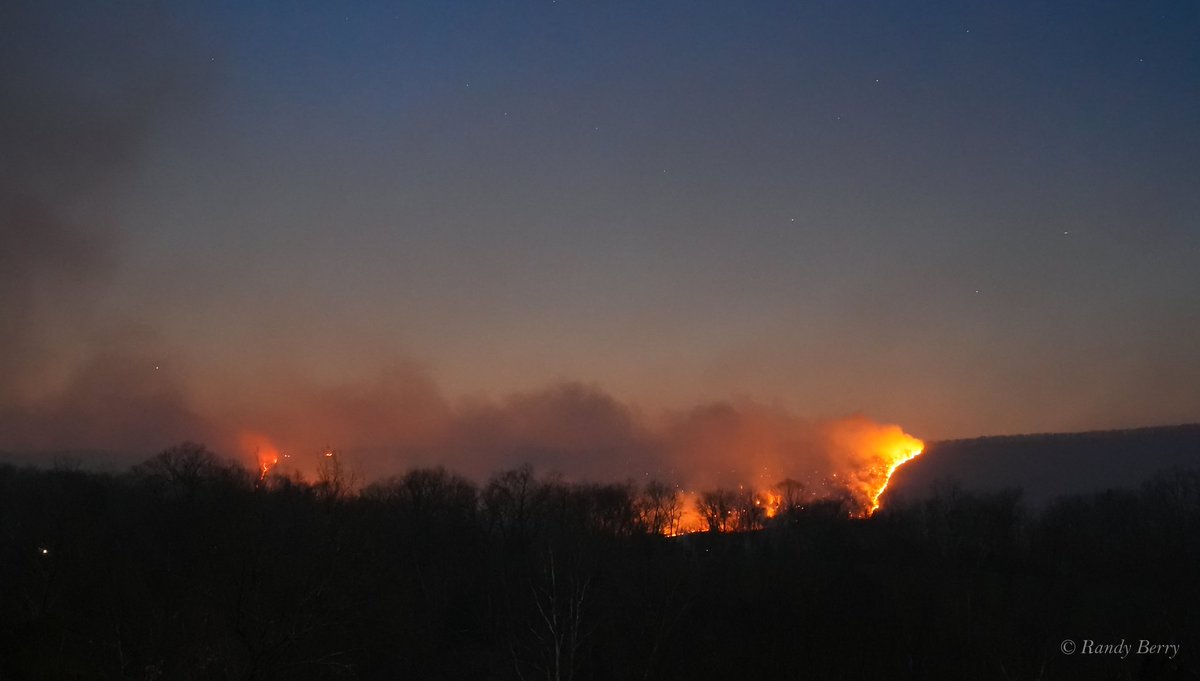 blujonson's tweet photo. @WHSVaubs North of Luray near the Shenandoah River looking at Massanutten mountain this evening. @MsAmericanPie18 @Is2C @wdtweedy https://t.co/wbMhzocdTB
