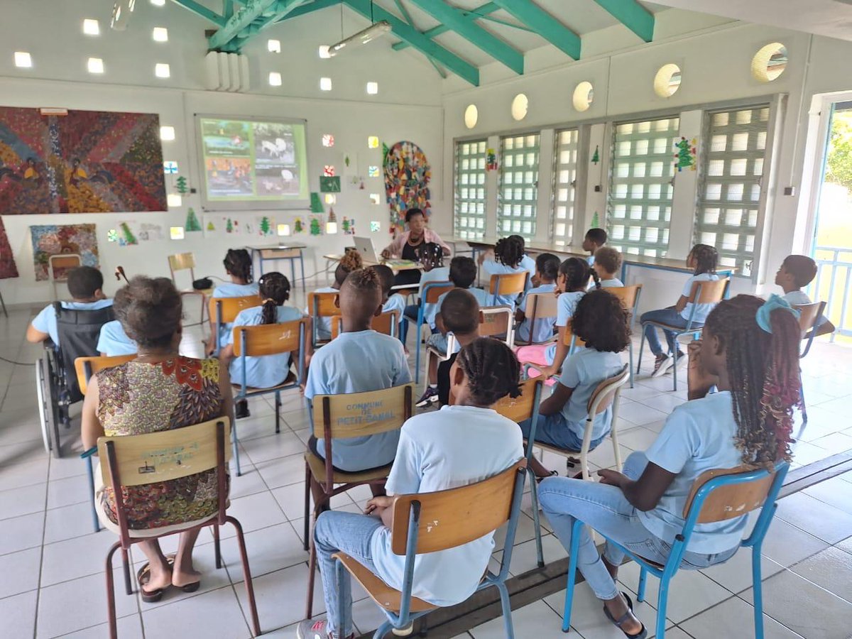 Mardi 19 mars ,deux classes de l’école  Alice Delacroix ont rencontré un auteur France-Lise DAMBA. 
Evènement riche en émotions autour de son  dernier ouvrage bilingue, (Ma Granmézon, léjann é bik a vivasyon an tan lontan/ La mare Grand-Maison, légende et lieu de vie autrefois)