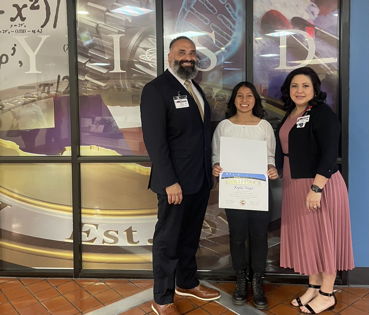 Proud mom moment!! Kylie received YISD board recognition for getting 1st place at The Sun Country Regional Science Fair and is headed to Texas A & M to represent @EMS_Raiders this weekend!! Thank you to Ms. Lara & Ms. Rubio for all your hard work and guidance to get her here!!