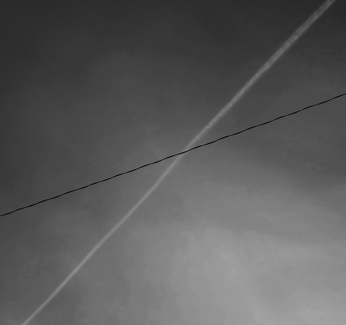 ⬛️⬜️ vaportrail amd powerline
#photography #bnwphotography #blackandwhitephotography #originalphotography #abstractphotography