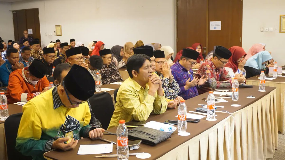 Nafaroch's tweet photo. Tadi malam saya membuka acara Pembinaan Pegawai Aparatur Sipil Negara di Lingkungan Kantor Wilayah Kementerian Agama Provinsi Banten. 

Acara yang sangat penting sekali untuk terus menjaga dan meningkatkan kualitas para ASN yang kompeten dan juga berintegritas. https://t.co/s5JWk2QFVe