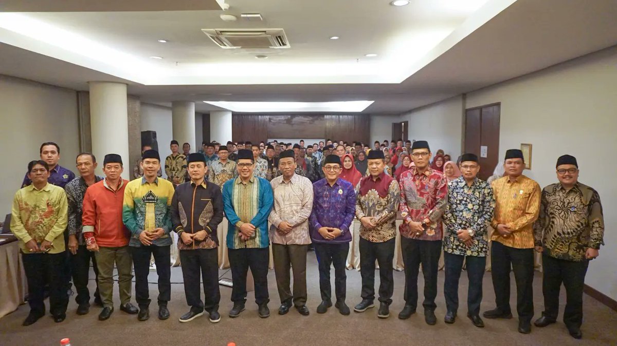 Nafaroch's tweet photo. Tadi malam saya membuka acara Pembinaan Pegawai Aparatur Sipil Negara di Lingkungan Kantor Wilayah Kementerian Agama Provinsi Banten. 

Acara yang sangat penting sekali untuk terus menjaga dan meningkatkan kualitas para ASN yang kompeten dan juga berintegritas. https://t.co/s5JWk2QFVe