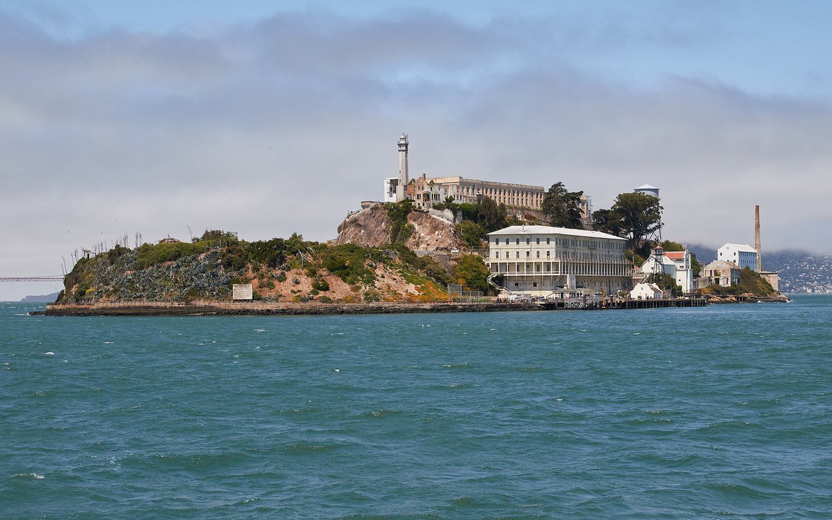 de 1963 en los #EstadosUnidos se cierra oficialmente la prisión de la isla de #Alcatraz, debido a la contaminación que producía en la bahía de #SanFrancisco.