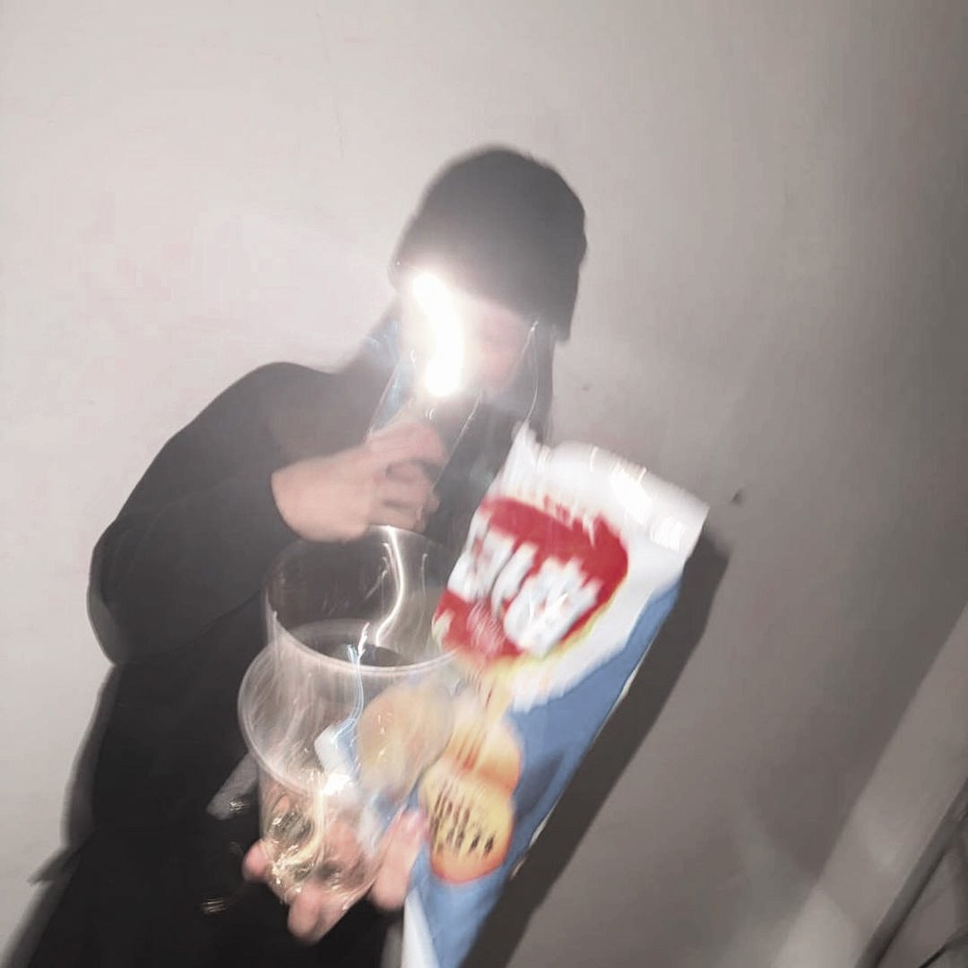 On a quiet evening accompanied by the bright moonlight, I spend my time with light activities. For example, by snacking, and I am ready to enjoy it alone, accompanied by the silence of the night. This beautiful night must be captured to become a memory in the future.