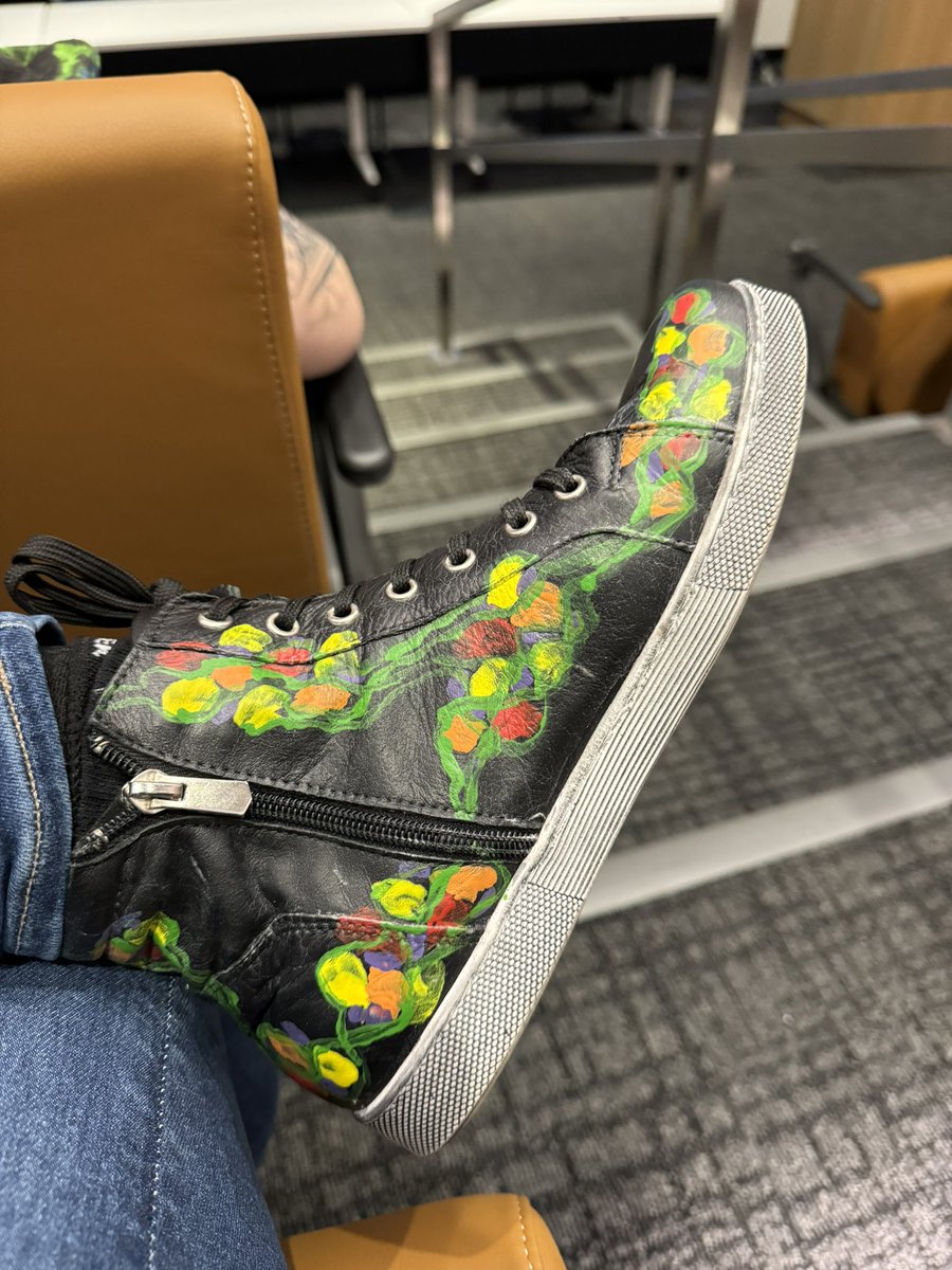 Amazing first day of conference!! Started with a warm welcome to Philly from @HeuckerothLab, a great keynote from Shelley Berger, and ENS shoes! 😍😍😍😍 #ens #developmentalbiology #epigenetics