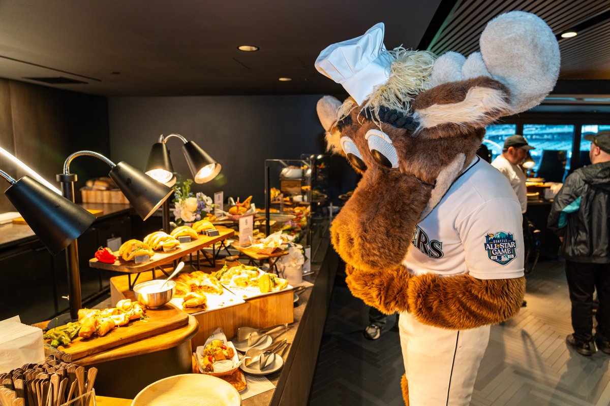 TMobilePark's tweet photo. Plenty of new eats will be making their debut at the ballpark in 2024, including Tamari Bar, the Double MitchWich, new additions by @marinationsea and more! #MarinersEats

Check out the full list of new menu items: https://t.co/Ir6AerU2lv https://t.co/mEklX9eT6i