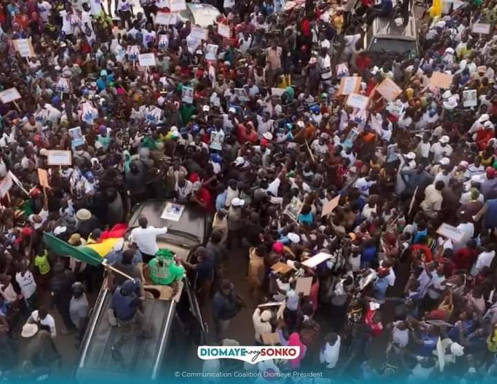 Le Show du président Bassirou Diomaye Diakhar Faye à Bambay
💪🏿♥️ 🇸🇳
C'est du jamais vu ❣
#DiomayePresident2024 ✌🏽
