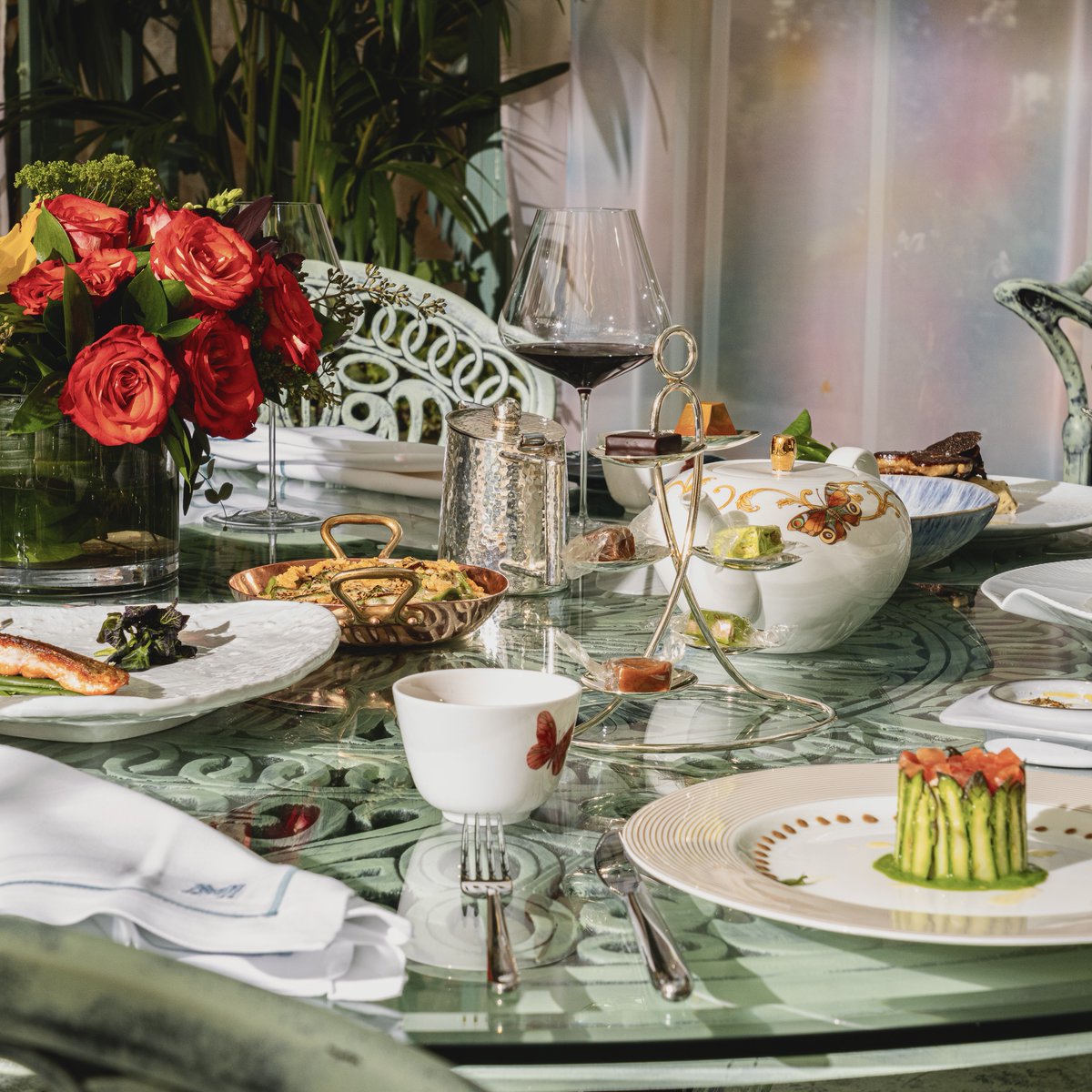 Lost in the lush embrace of our Conservatory, an enchanting gazebo is yet to be discovered. Nestled inside you'll find The Garden Table, home to brunch by Sadelle's, afternoon tea by Petrossian, and dinner by MICHAEL MINA. #ThisIsTheLife Reserve at spr.ly/6016kL7Hs.