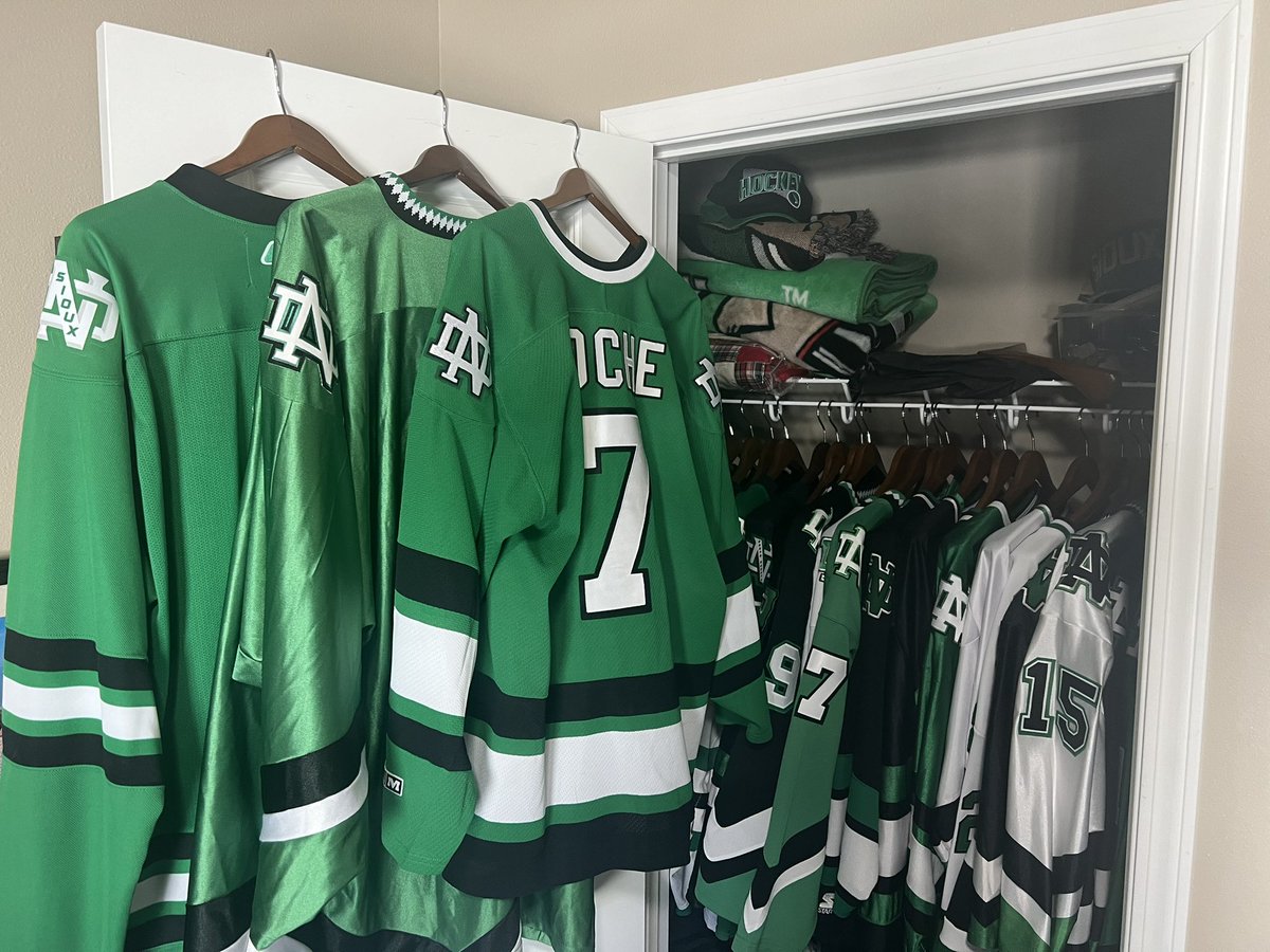 Mdtrnka1's tweet image. What’s a guy to wear?