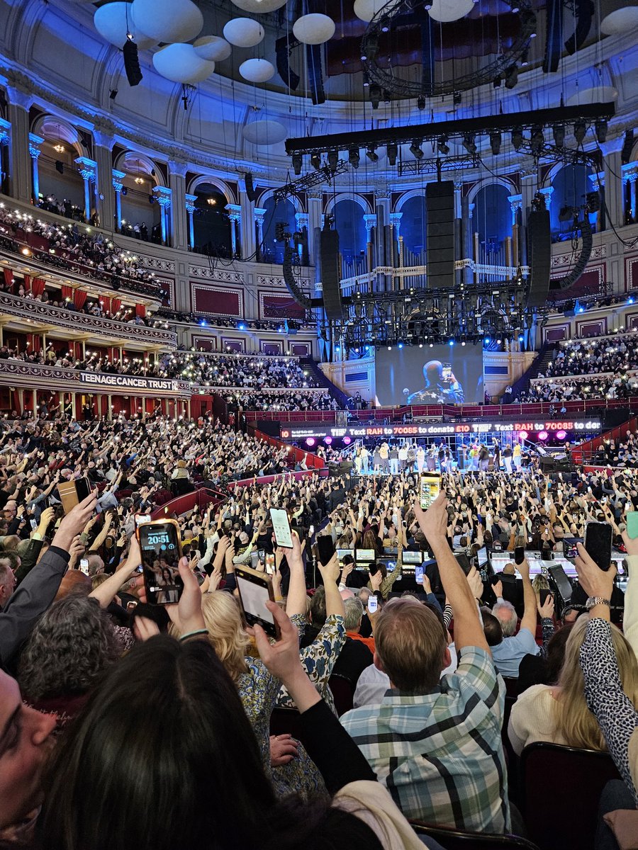 At #TeenageCancerTrust concerts some of the people the Trust is looking after line up on stage to take a selfie with the crowd behind them. The crowd are asked to hold up their phones with the torch on for a good picture. This is the view from the centre of the stalls
👇👇👇👇