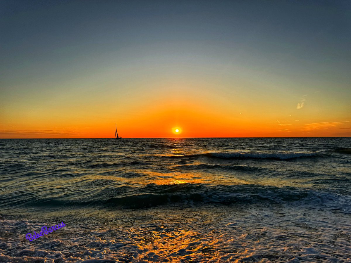 Nokomis Beach tonight 🤩☀️🌙
 #welivehere  #FLwx #twitternaturecommunity #StormHour #thephotohour #accuweather #weathernation #foxweatherdesk #sunset #sunsetphotography #Florida #nokomisbeach