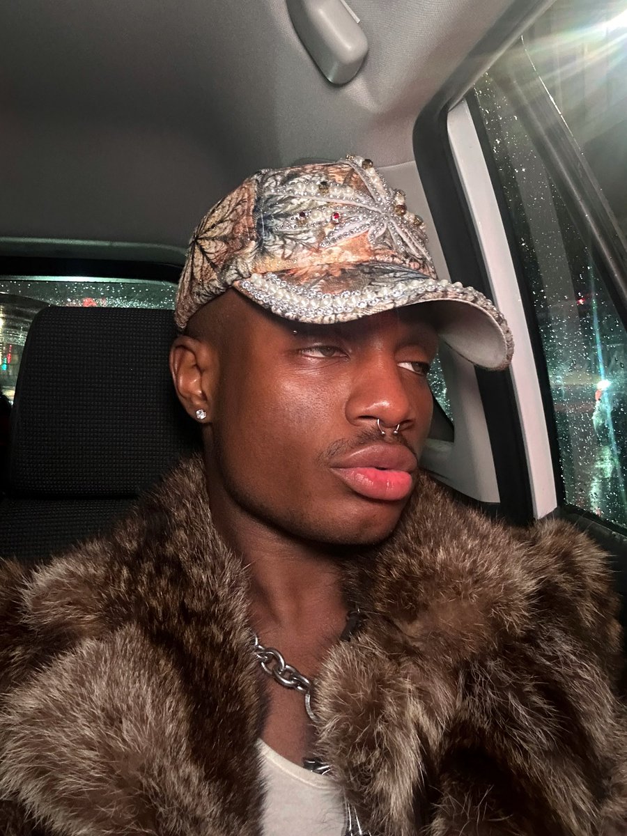 teenhearthrobb's tweet image. 👄