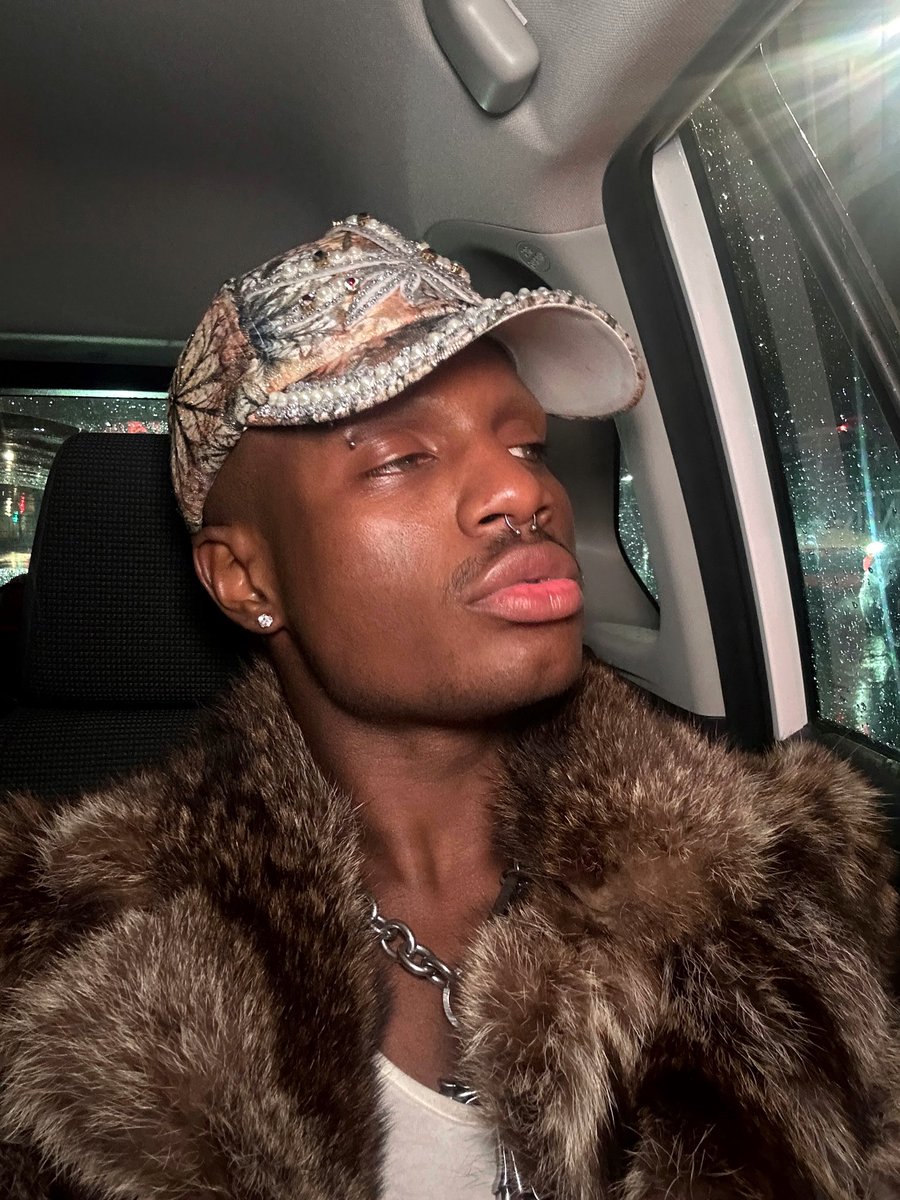 teenhearthrobb's tweet image. 👄