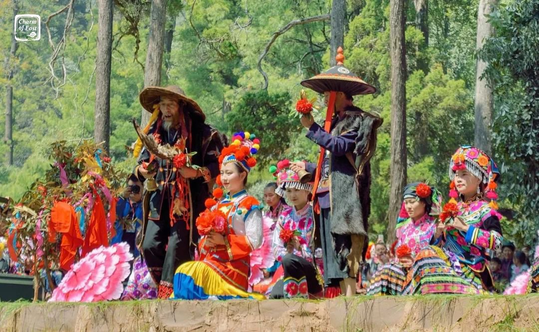🌹🪻🌸🌷🌻The #Yi people celebrate the Flower Arrangement Festival on the 8th day of the 2nd lunar month. Wearing fresh flowers on their heads and festive attire, they #sing, #dance and propose a toast for #happiness. #BlossomingSpring #Charmofeast #SpringMemories #FloralFantasy
