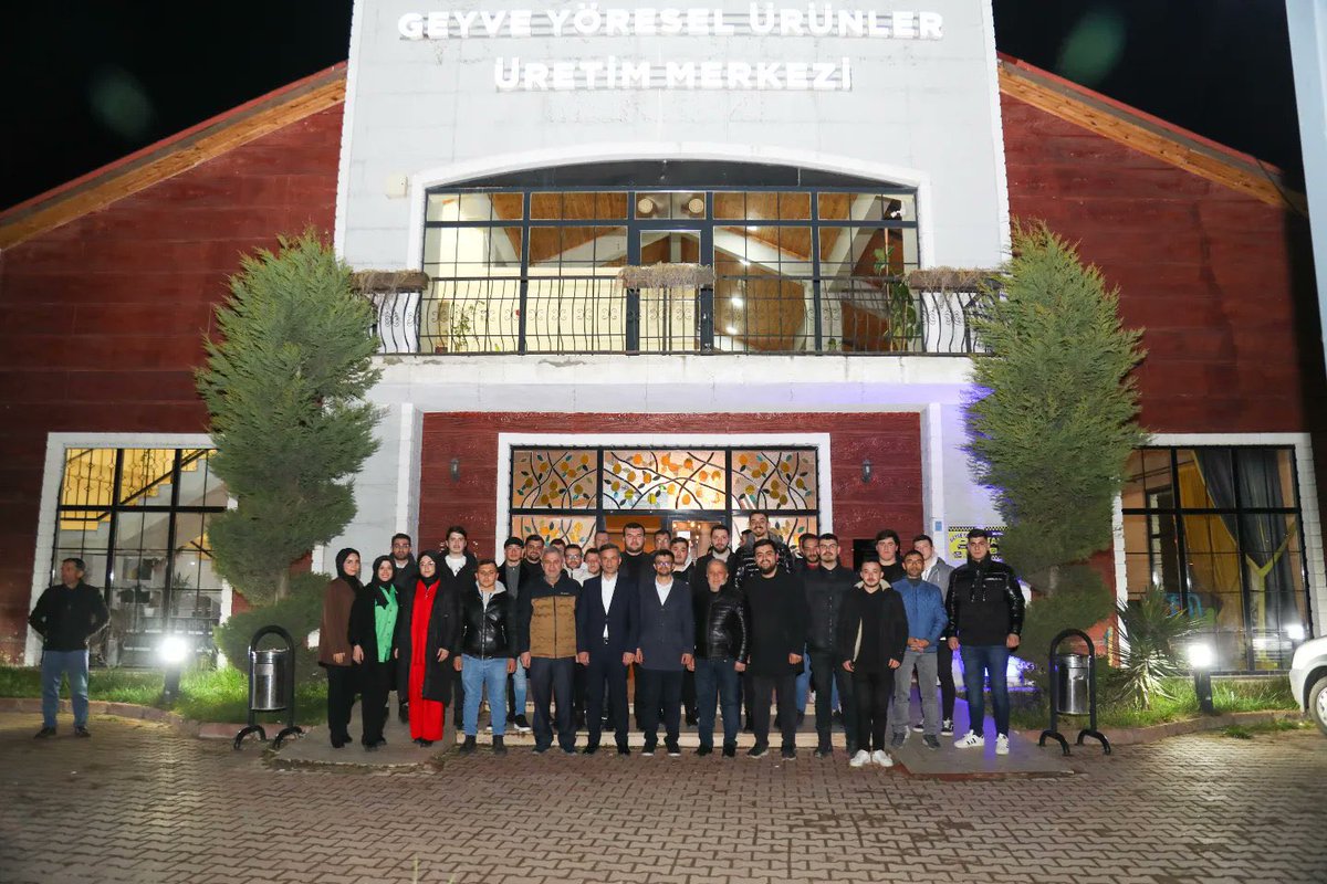 AKGencSakarya's tweet photo. 📍Geyve 

Rotamızı oluşturduk Geyve’de gençlerle buluştuk.
İlçe Belediye Başkan Adayımız Metin Atalay ile birlikte ilçemizdeki genç arkadaşlarımızla ‘Gençlik Sofrasında’ bir araya gelerek sahurumuzu gerçekleştirdik. https://t.co/uVXA2ePkHa