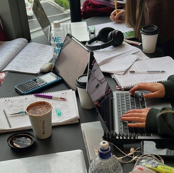 studywhos's tweet image. ☆nat☆
▪︎relações públicas
▪︎cursinho popular
▪︎fuvest/enem
▪︎trabalho i estudos
▪︎inglês e jogo vôlei 

- a única luta que se perde é a que se abandona - 
#studytwt