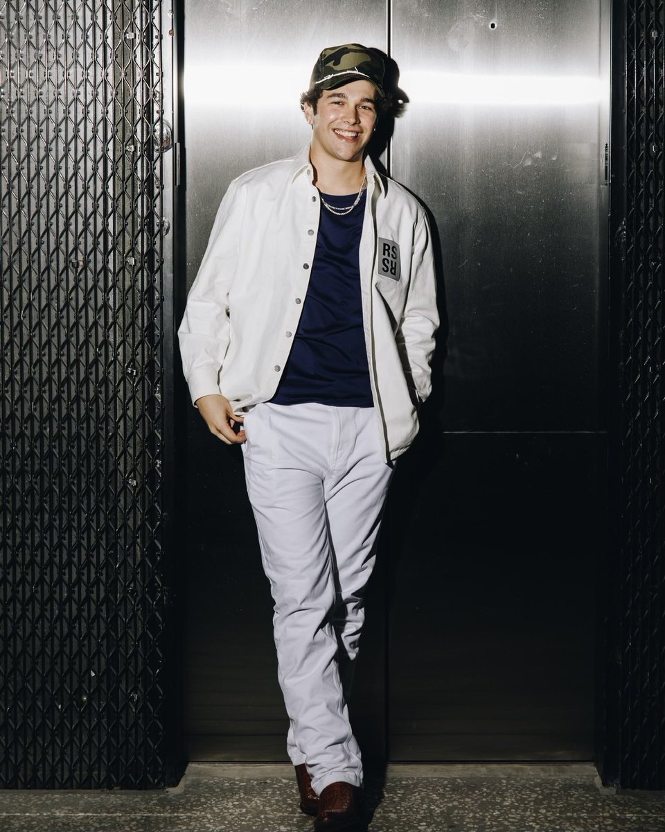 AustinMahone's tweet image. Only up from here 🤘🏼🔥