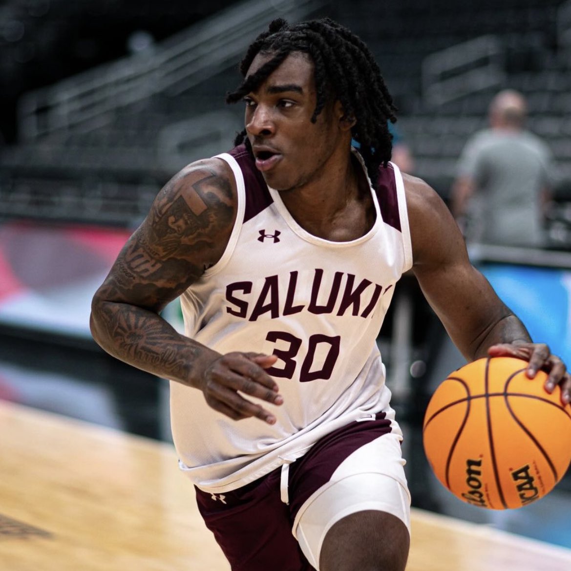 SIU transfer Kennard Davis Jr. tells me that he has heard from the following schools since entering the transfer portal: • New Mexico State • Austin Peay • Sam Houston • Tulsa • Southern Indiana • Wyoming • UT Arlington Former 3 🌟 prospect.