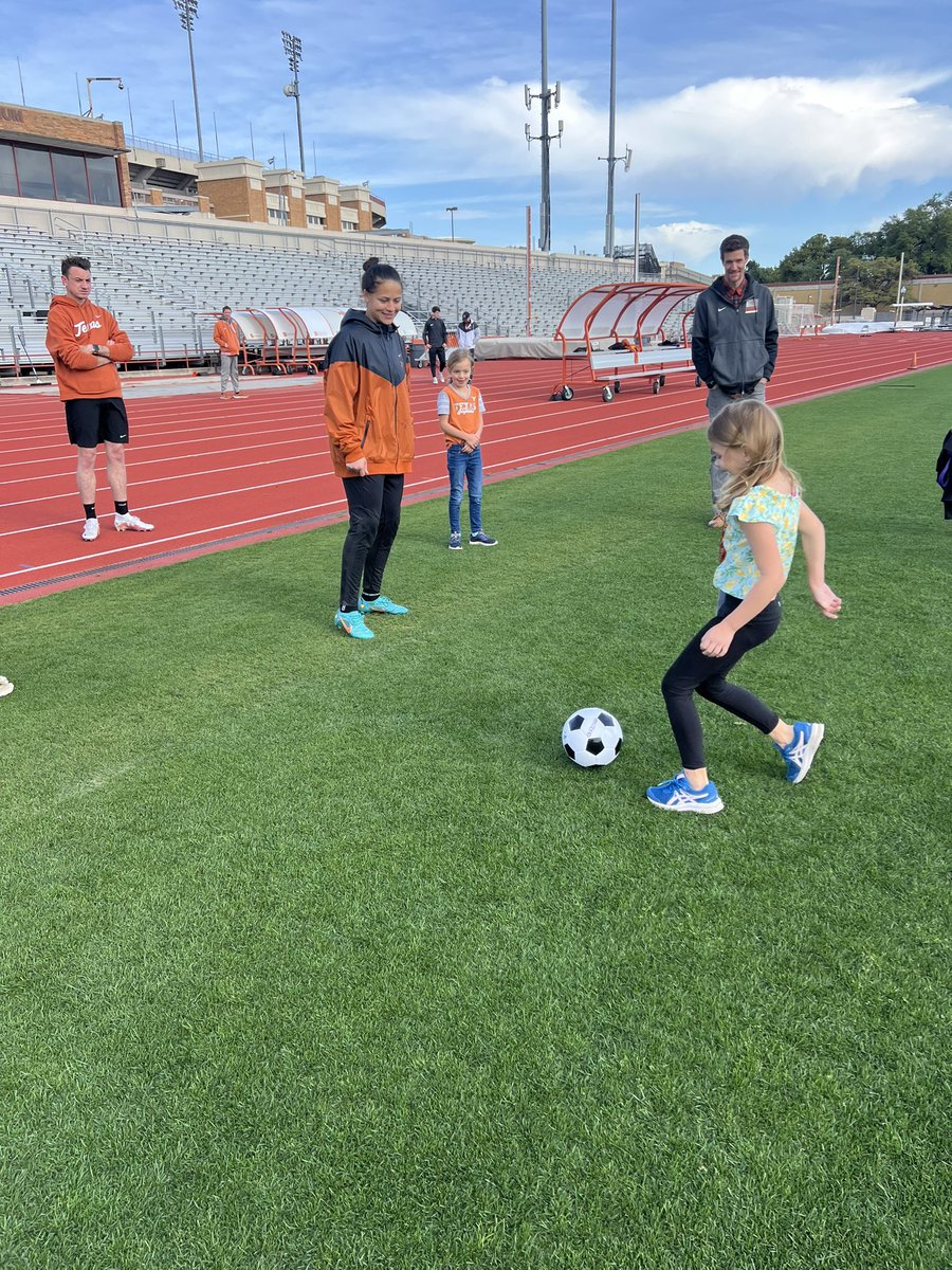 The intentionality of the PEOPLE invested in @TexasLonghorns Athletics is the difference 🤘🏽 Kennedy Grace Teykl had an amazing day at Bring Your Daughter/Niece to Work Day. Memories were made.