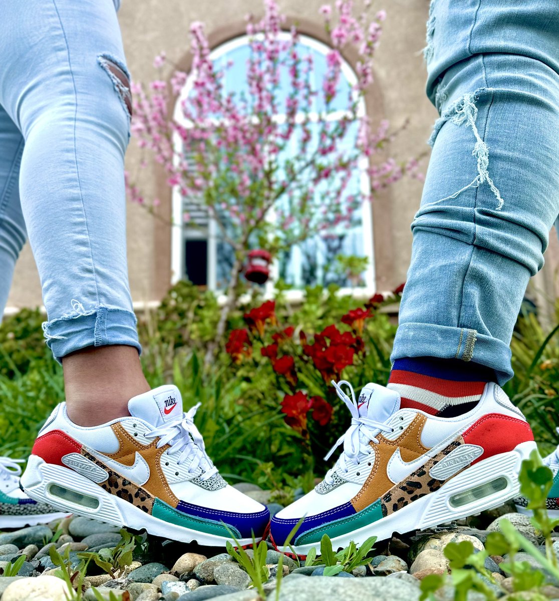 Day 20 Kissing shoes in Spring Flowers for #marchMAXness and #airmaxmonth2024 with my twin #womensneakerheadwednesday
#WomenSneakerWednesday #mywifebetterthanyours #thesolefirm #stilllaceddifferently #snkrsliveheatingup 
#solecollectors #snkrskickcheck #AirMaxMonth