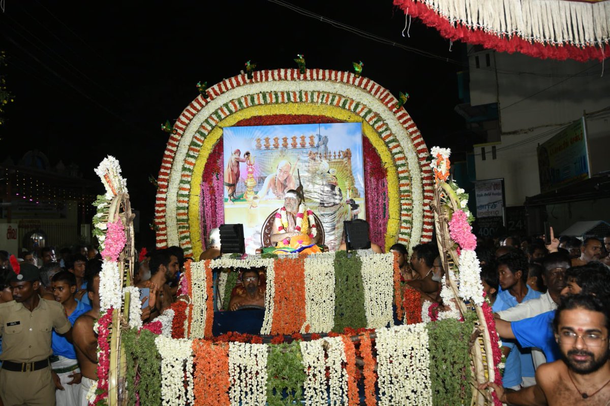 KanchiMatham's tweet photo. Pujyashri Shankaracharya Swamigal arrived at Kanchipuram yesterday evening(20th Mar. 2024) from Tirupati via Arakkonam marking the conclusion of Vijaya yatra spanning almost two years covering places from Rameshwaram to Kashi and Ayodhya. At the Sarvateertha kulam(tank) considered as one of the boundaries of Kanchipuram, His Holiness was given Poornakumbham with Vedic recitation. Prasadam from Sri Kamakshi Ambal Devasthanam, Sri Ekambaranatha Swami temple and various temples were given. Thereafter, His Holiness came in procession on a flower decked van. Vedaghosham, mangala vadyam led the procession. A large number of devotees participated.