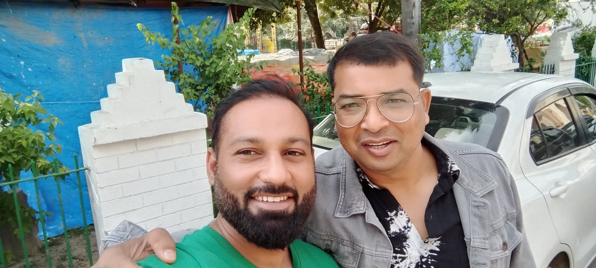 RakshaCop's tweet photo. मिल गए टीम के लोग जब राम रक्षा सिंह, "पुलिस ऑफीसर" अजय देवगन जी से मिलने पहुंचे रेड 2 के सेट पर।
#Raid2 #Kumarmangatpathak #Vanikapoor #Riteshdeshmukh #Ramrakshasingh #Shootingtime #Rajkumargupta #Policeofficer #familytime #Ajaydevgnfans https://t.co/fh7tzLZAQW