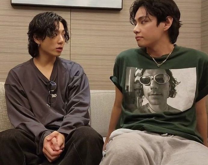 dntaeku's tweet photo. why is this pic so... https://t.co/izyfz7eWoR