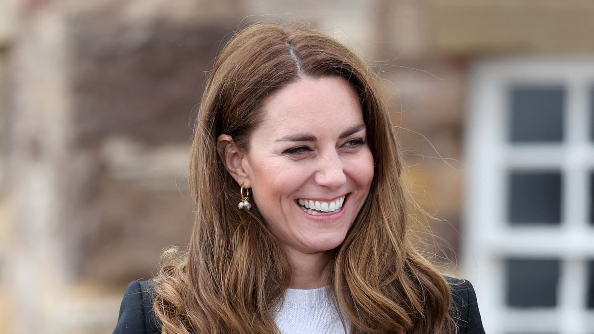 DailyMail's tweet photo. We edit our children's pictures - so why can't Kate? The mums who proudly admit to touching up their children's faces and editing backgrounds to make their lives look more perfect. So do YOU agree with them? https://t.co/ahjJJNuNkV https://t.co/wbRaX4p9c0