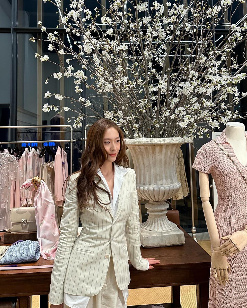 altvalorasoo's tweet photo. Krystal’s instagram update🤍
“vousmevoyez: #RalphLauren #RLCollection #RLSP24” https://t.co/lpg0muXQ4O