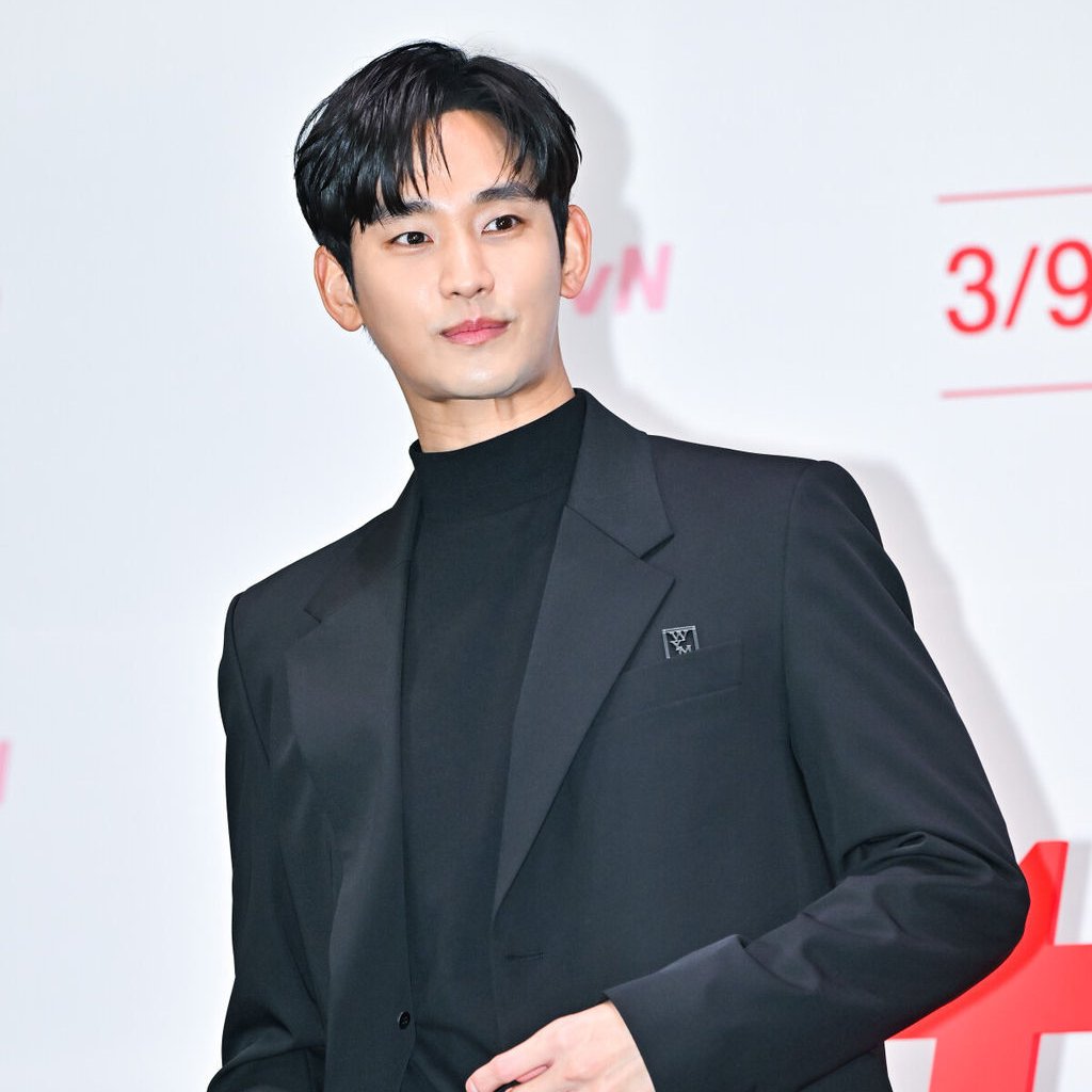 KDramaHandle's tweet photo. #KimSooHyun reportedly to lead new Disney+ drama #KnockOff helmed by #SecretForest2 director.
#눈물의여왕 #김수현 #QueenOfTears https://t.co/Qt6nHDZ57i