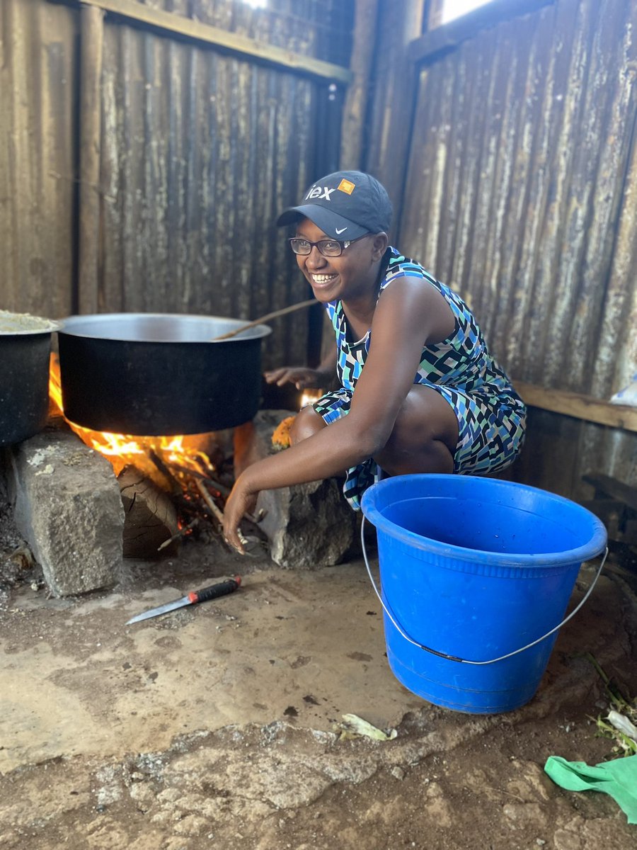 I was the cook today 🤩. I loved cooking for these kids. I grew up struggling with food, and to able to prepare nutritious meals for 250 students gives me the fuzziest feelings. @nizawadiyetu has been a love story to my childhood #zawadiyetumogotio #watotonoma