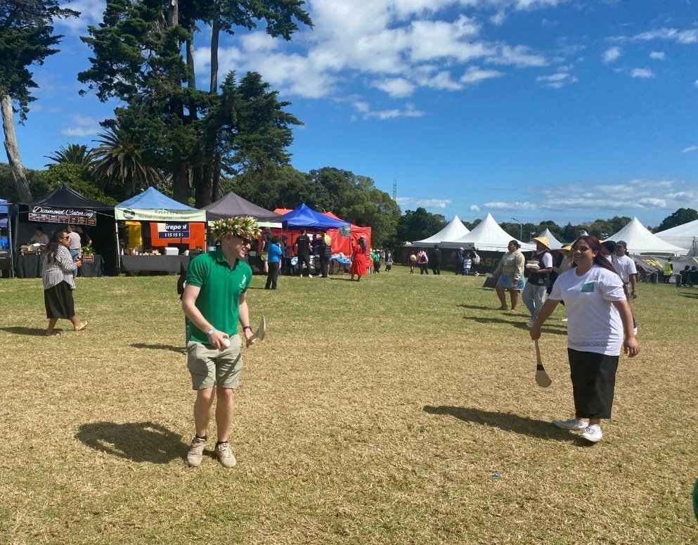 Day Two of our Embassy pop-up at ASB Polyfest in Manukau 🇮🇪🇳🇿🇨🇰🇰🇮🇼🇸🇹🇴🇹🇻🇻🇺 Come see us tomorrow and Saturday for information on Working Holidays in 🇮🇪 We've got Irish crisps, teabags and and the occasional hurling/camogie lesson ☘️