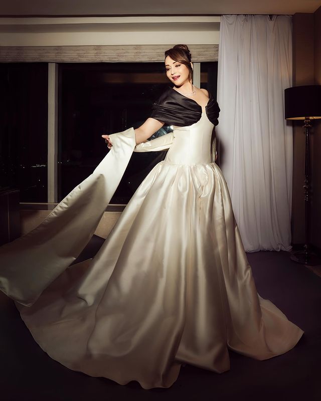 #MadhuriDixitNene is elegance personified in this black and white satin gown🤍🖤  

#MadhuriDixit #bollywoodbeauty #satingown #elegantbeauty #bollywoodactress @MadhuriDixit @MadhuriDixitNFC