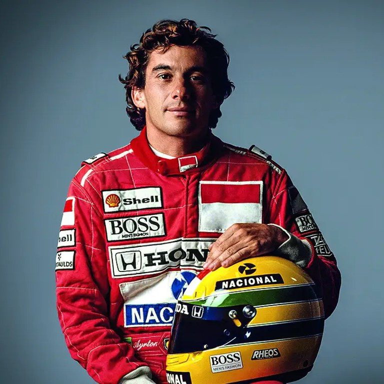 blog_formula1's tweet photo. 🇧🇷 AYRTON SENNA 🇧🇷

Hoje, 21 de março, Ayrton Senna completaria 64 anos.

Uma lenda do esporte, que marcou para sempre o seu nome na história da Fórmula 1 como um dos melhores pilotos de todos os tempos. Um gênio das pistas.

Eterno! https://t.co/mgwTJf74Ks