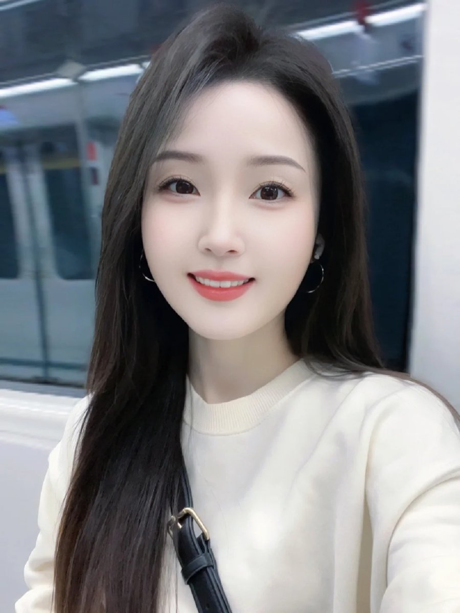 最好的狀態是每天睡醒化個精緻的妝容，換上美美的衣服，去做自己喜歡做的事 #街拍美女 #氣質美女 #地鐵偶遇 #我的日常