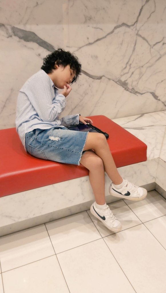 dorachibi's tweet photo. 昨日学校にパーマ掛けて行ったら担任がすごいニコニコしながらいいねーいいねー！って言ってくれたそうだけど、、あー外国だよなーって思う瞬間😁
日本で言うと、来月4月から小学校４年生だぁああ、早い早い🥺 https://t.co/3OatjIzgxb