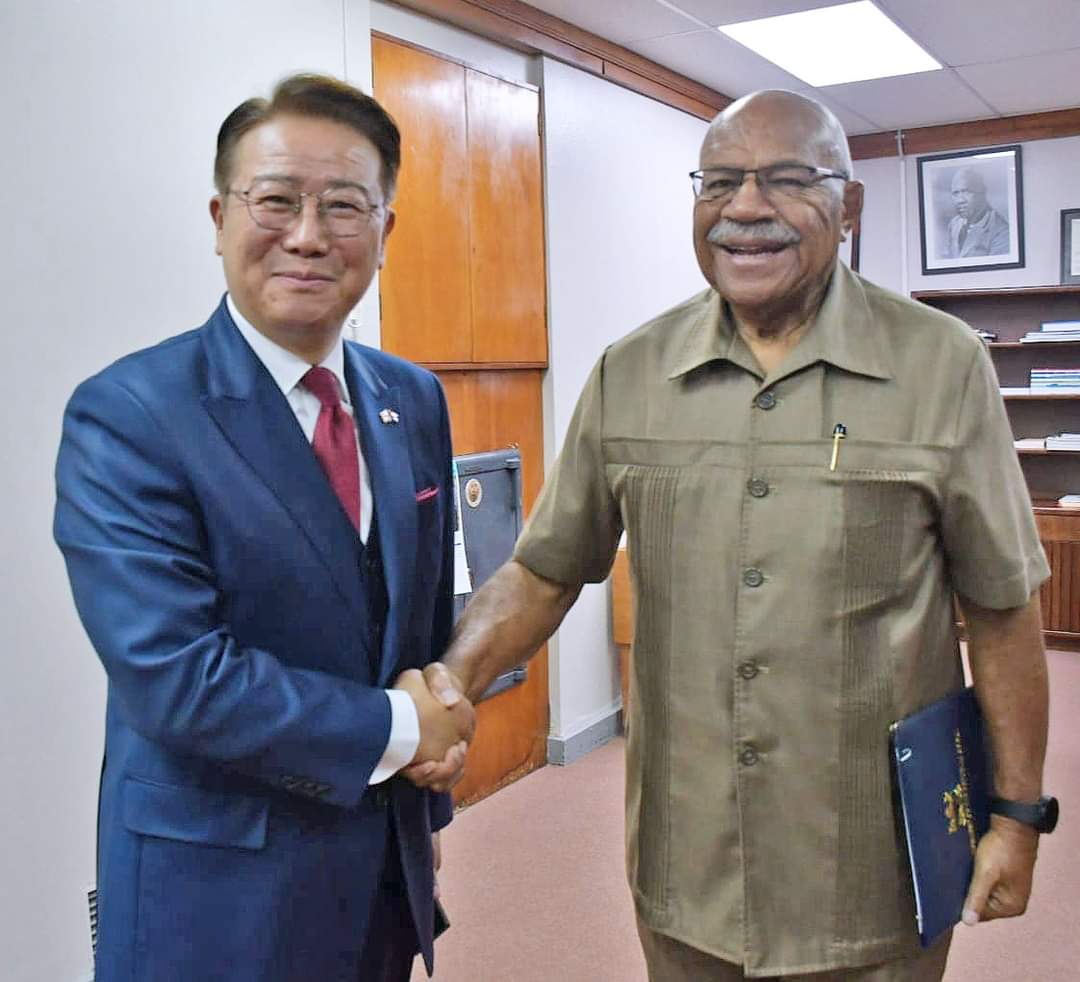 Prime Minister and Minister for @Fiji_MOFA, Hon.@slrabuka received a courtesy call from the recently appointed Ambassador of the Republic of Korea to Fiji, H.E Jin Hyung Kim. #Fiji and #Korea have reaffirmed commitment to enhance development cooperation and relations. 🇫🇯🤝🇰🇷