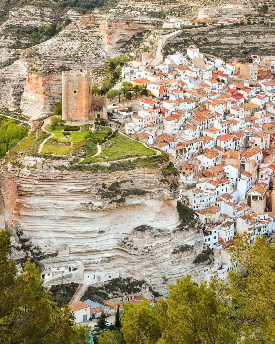 Alcalá Del Júcar, Spain 🇪🇸

This picturesque village is known for its charming whitewashed houses built into the cliffs, winding streets, and scenic river views.

📸 garsejuan